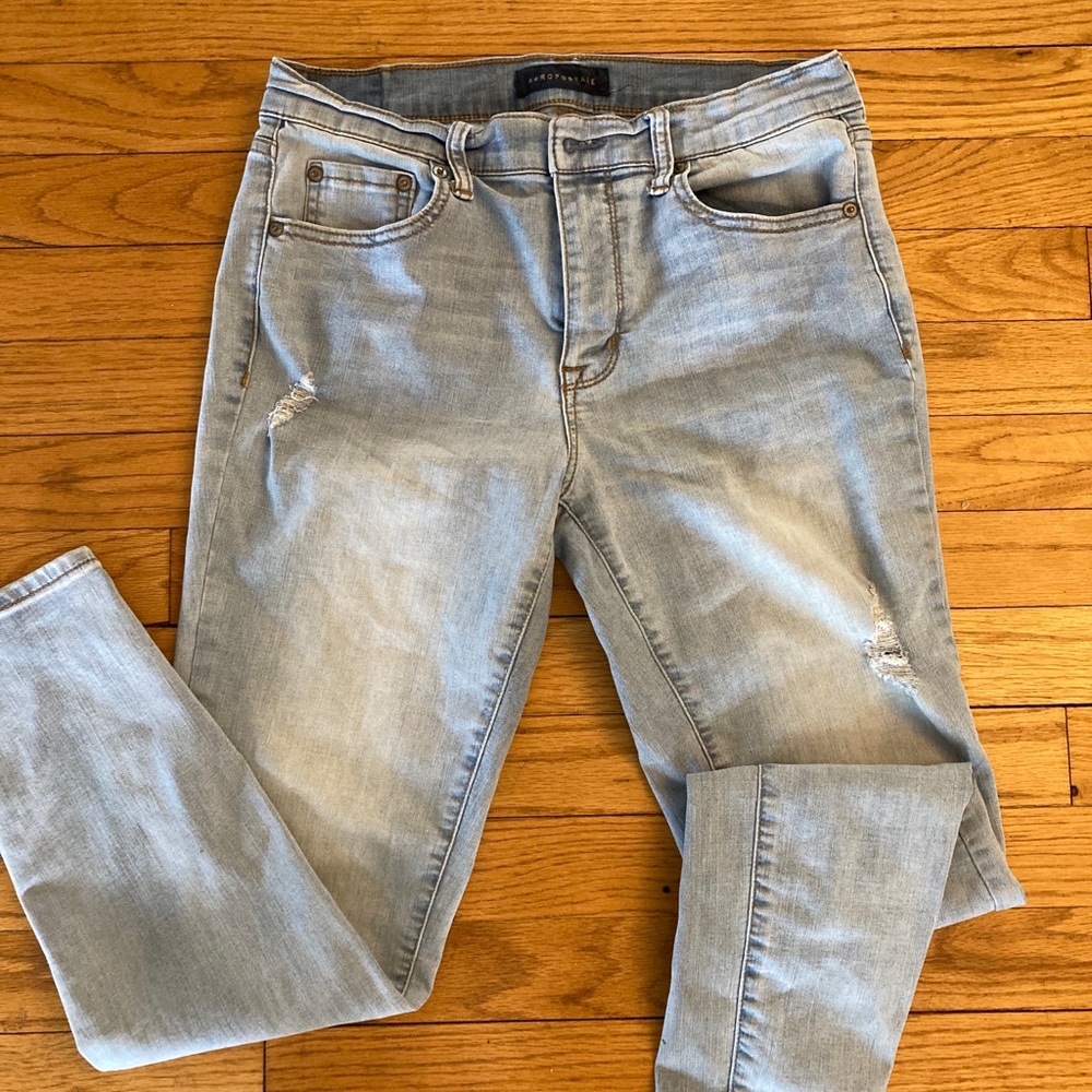 Cute gently worn Aeropostale womens jeans. Size 8 regular.